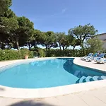 Βίλα In With Pool Near Golf Course